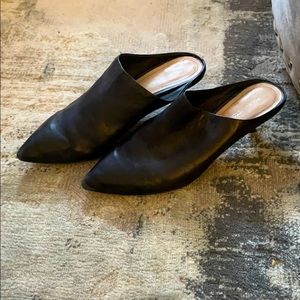 Pour La Victore kitten heel leather